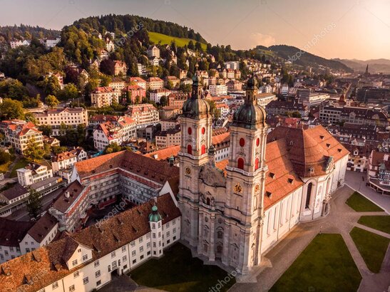 Reisende 50+ vor dem Textilmuseum St. Gallen