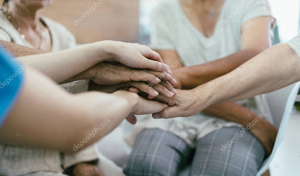 Ehrenamtliche organisieren eine Gruppenreise in der Schweiz