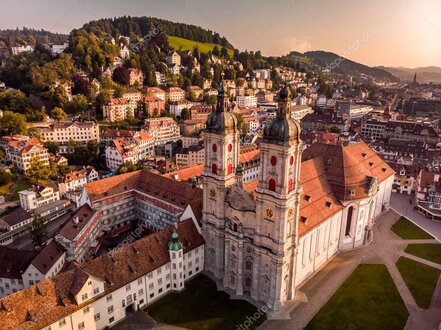 Reisende 50+ vor dem Textilmuseum St. Gallen