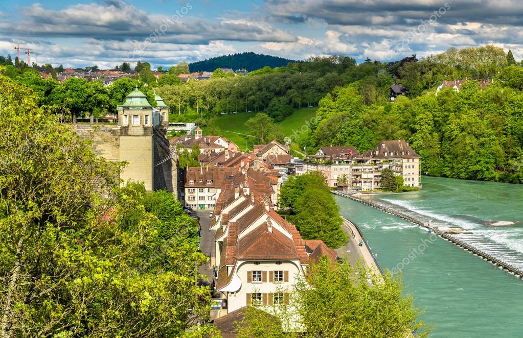 Seniorengruppe spaziert an der Aare in Bern